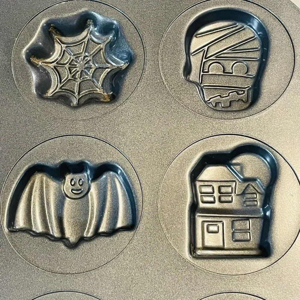 Wilton Non Stick Treat Cookie Baking Mold Pan Halloween Fall Ghost Cat Spider - Picture 8 of 9